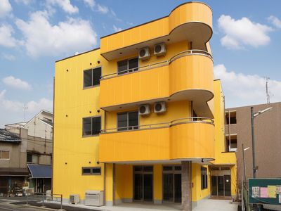 黄色い建物のエントランス