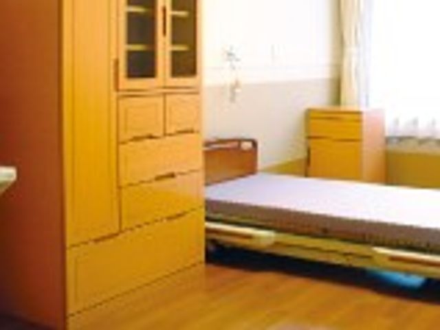 落ち着いた居室 居室 暖かい木目調の家具に囲まれた個室空間です。日当たりが良く、リラックスできる環境です。