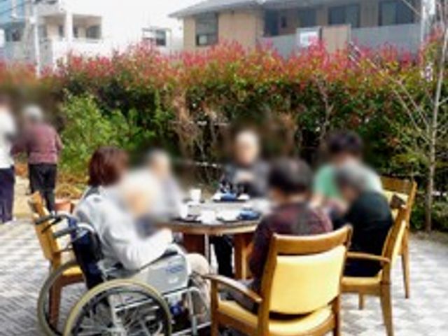 和やかな中庭 中庭 開放的な空間で、心地よいコミュニケーションを楽しめます。リラックスした時間を過ごせる場所です。