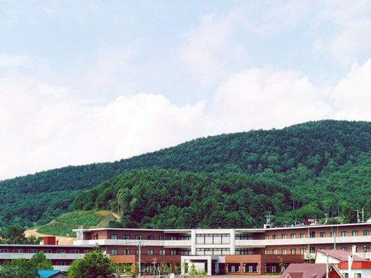 山並みを望む外観  