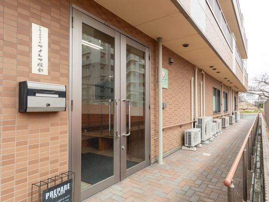 シンプルで明るい外観