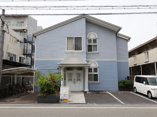 清潔感のある建物エントランス