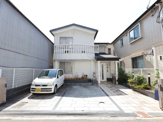 白い建物のエントランス