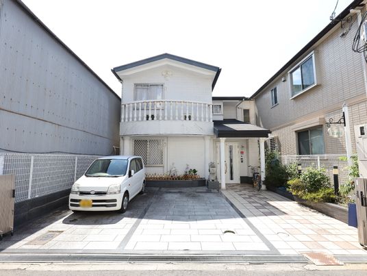 白い建物のエントランス