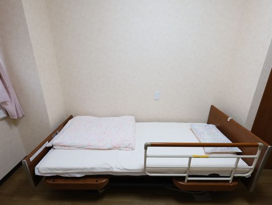 居室のシンプルなベッド