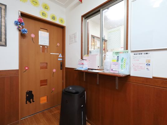 案内所エリアの木製ドア