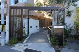 木々に囲まれたエントランス