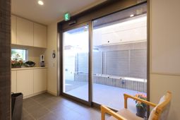 明るいエントランス空間