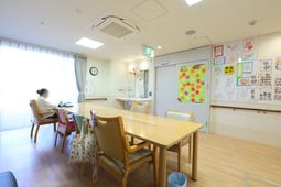 明るいリビングの一部