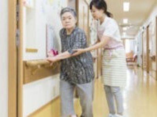 廊下を歩くスタッフと利用者