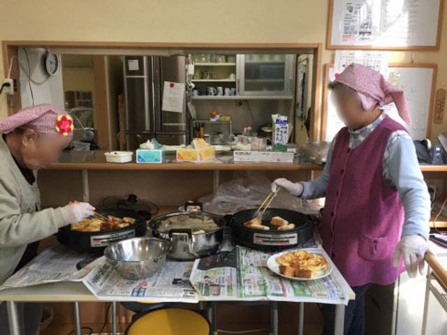 調理活動するスタッフ おやつ作り 手際よく料理するスタッフの姿には、食事づくりへの心遣いが感じられます。調理の場では、明るい雰囲気で働くことができそうです。