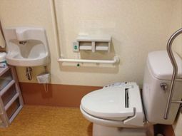 バリアフリーの清潔なトイレ