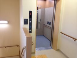 バリアフリー構造のエレベーター