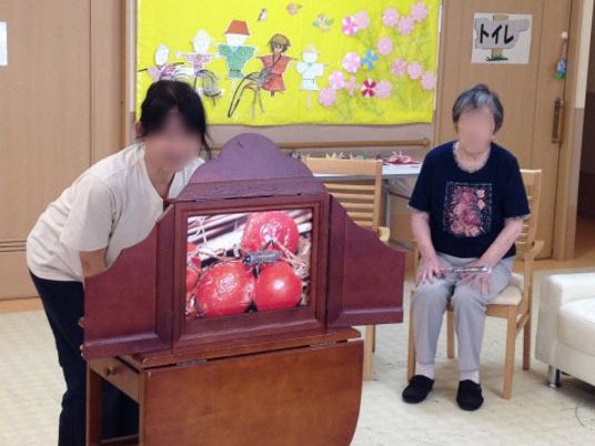 手回しオルゴールと利用者