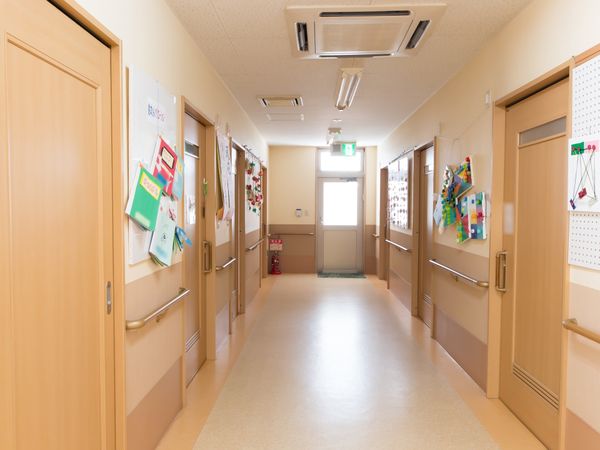 明るく清潔な廊下