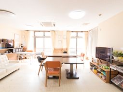 共用スペースの明るい部屋