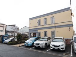 黄色い壁の建物外観