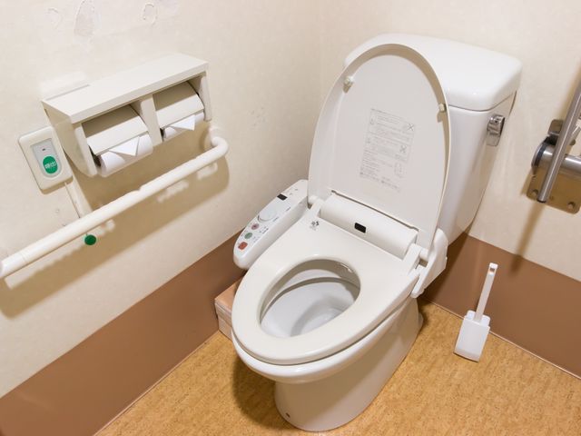 バリアフリートイレ設備 トイレ 手すりが設置された清潔なトイレ空間です。安全かつ快適な利用が可能となっており、利便性を重視した設計です。