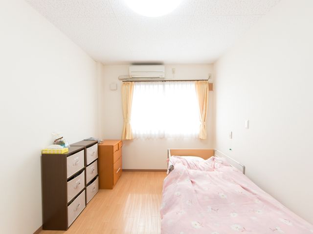清潔感ある居室 居室 広々とした居室は、日当たりが良く穏やかな時間を過ごせる空間になっています。充実した日々を支える環境を、ぜひご覧ください。