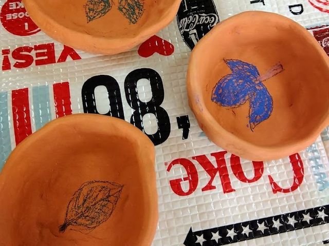 手作り陶器のアート作品 レクリエーション 工作活動で創り出された色鮮やかな陶器です。日々の生活に創造性と楽しみをもたらす場がここにあります。