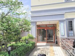 明るい入口と緑豊かな庭