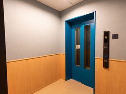 青いドアのエレベーター