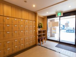 エントランスの木製ロッカー
