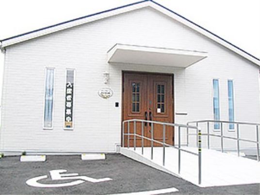 白壁の建物とエントランス