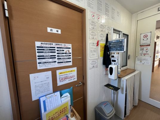 掲示物が多い廊下