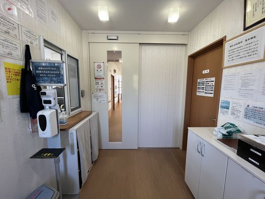 掲示物のある廊下