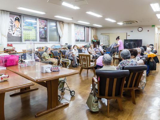多世代が集う明るい食堂