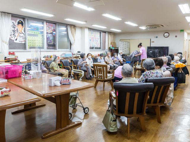 多世代が集う明るい食堂