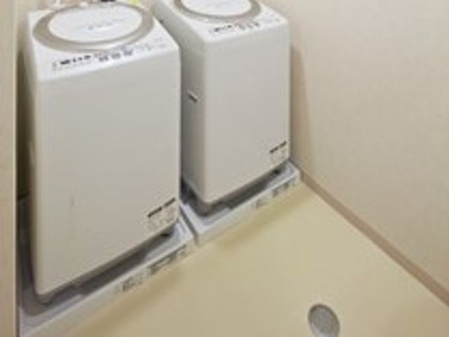 洗濯機と洗面台 ランドリー 快適な生活をサポートする洗濯機が完備されており、いつでも清潔な衣類を保てます。