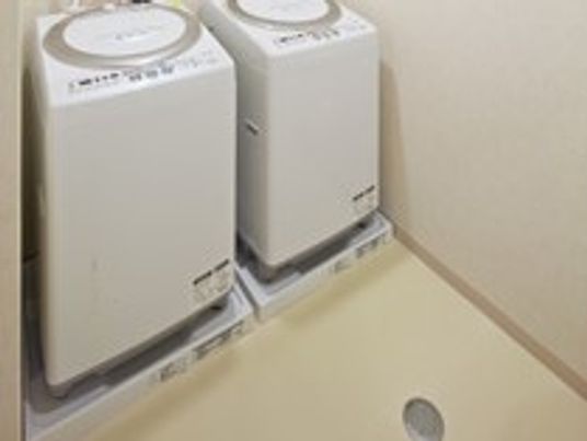 ランドリーがあり、洗濯機が２台用意されている。施設内で洗濯ができるため、汚れた衣類が溜まることなく過ごすことができる。