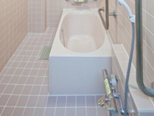 個浴用浴室は足を伸ばしてゆったりと浸かっていただける。いつでも清潔な体で生活ができ、リフレッシュができる。