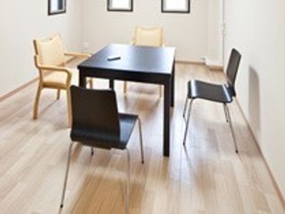 シンプルな木製テーブルと椅子