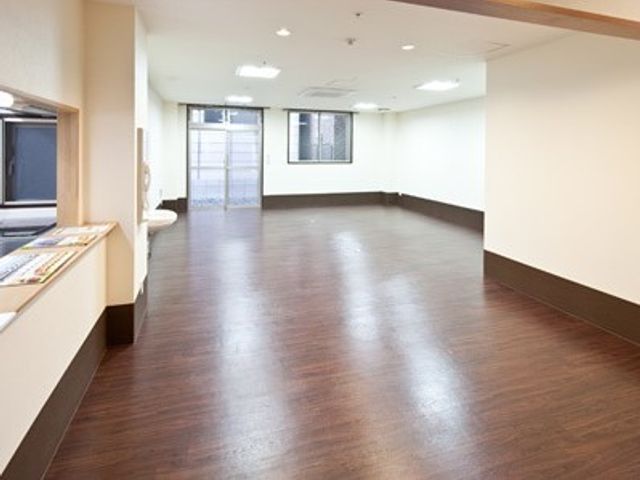 広々とした明るい空間 共有スペース ゆとりをもった広い空間が特徴の多目的室です。日々の活動やイベントにも対応できる設計となっております。