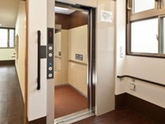 清潔感のあるエレベーター エレベーター 手すりが設置されたエレベーターは、バリアフリー設計になっており、全ての方が快適に利用できます。