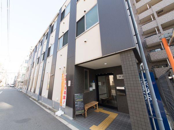 現代的デザインの建物エントランス