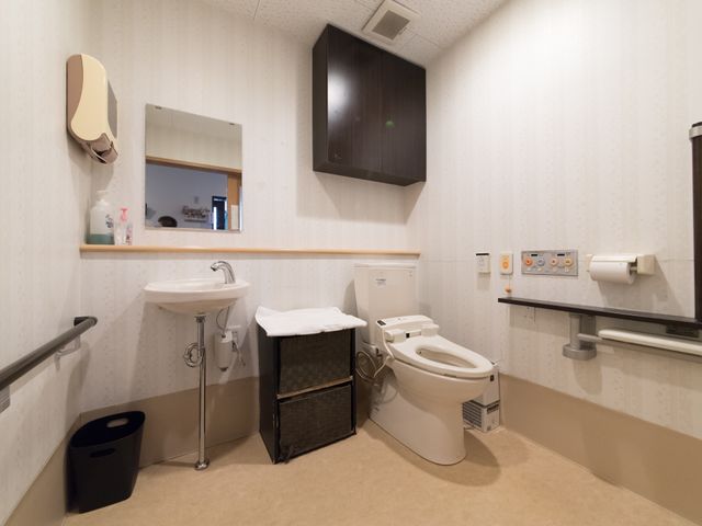 バリアフリー設計のトイレ トイレ 手すりが完備された清潔なトイレです。安全かつ快適な利用を支援しています。