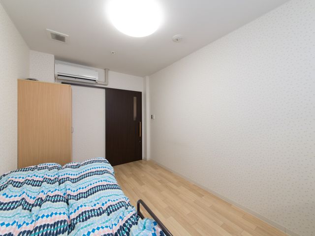 きれいな個室の居室 居室 広々とした個室は清潔感があり、ゆったりとした時間を過ごすことができます。各部屋にはエアコンが完備され、快適な環境です。