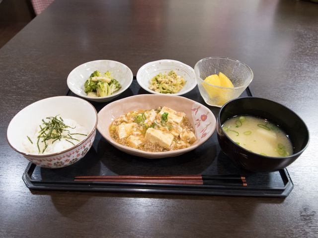 和食の食器セット 食事 手作り感のあふれる和食の料理が並び、健康的な食事を大切にしています。利用者の方々の食卓には、栄養バランスを考えたメニューが提供されています。