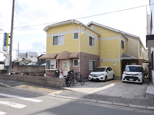 黄色い建物の外観
