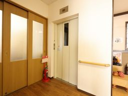 明るい廊下のエレベーター