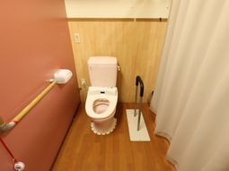 手すり付きのトイレ空間