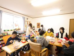多目的室で活動する人々
