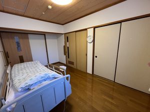 ベッド付きの和室居室  