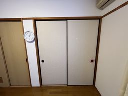 木目調の和室と時計