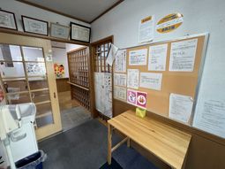 掲示物と休憩スペース
