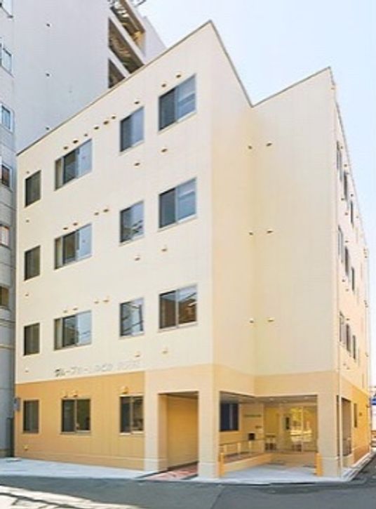 明るい外観の建物